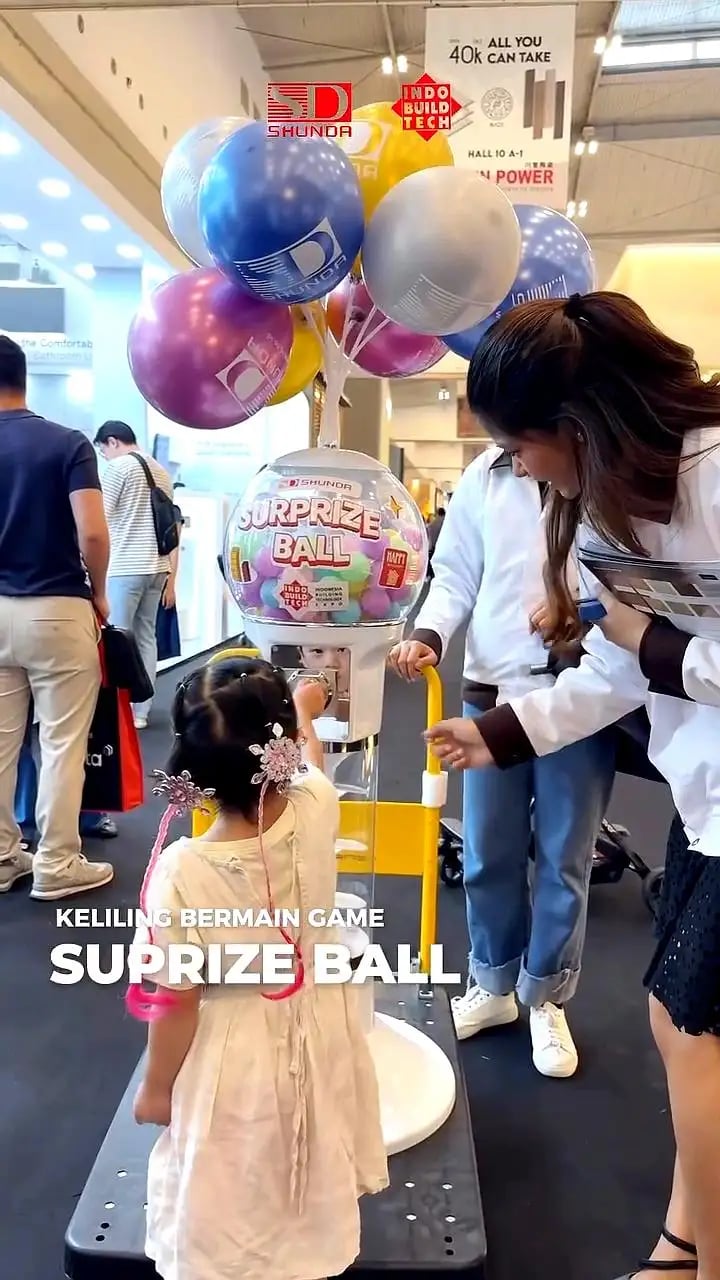 Sewa mesin gacha Lollipop di booth Shunda INDOBUILDTECH 2025 – Omochapy