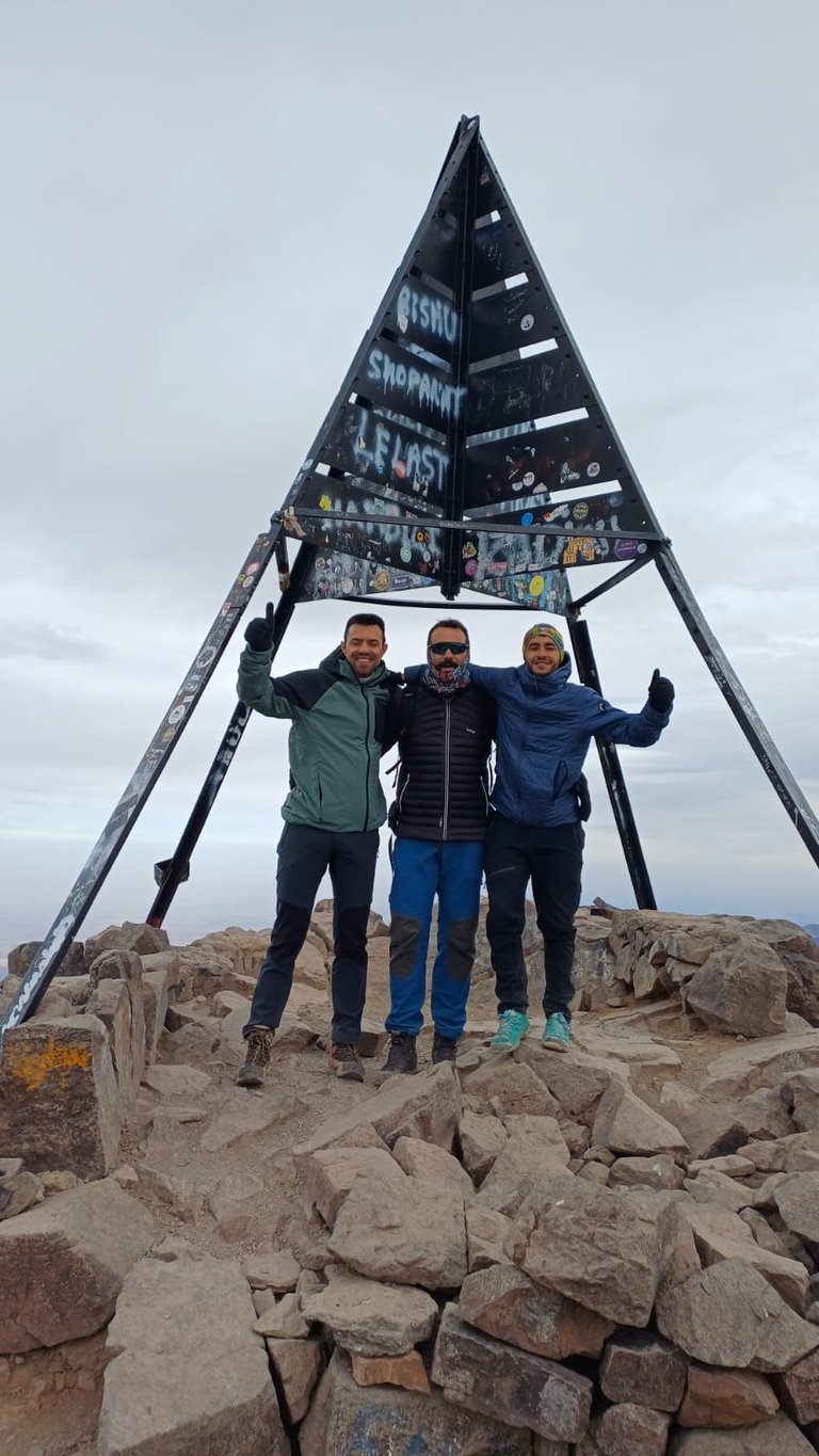 cumbre del Toubkal con Rafa, Salvador y Mohamedd