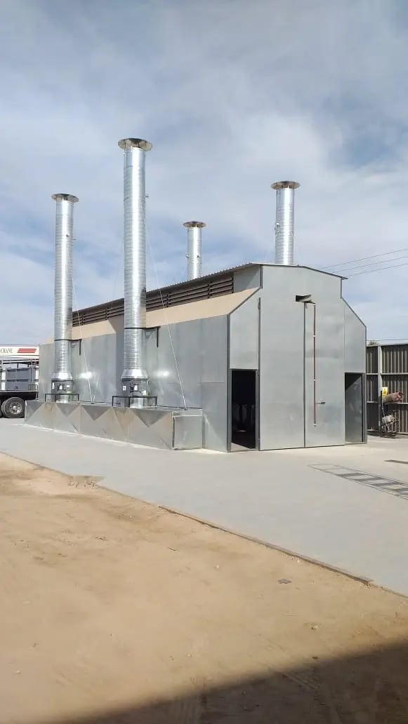 Sistema de ventilación industrial con cuatro tiros de extracción al exterior.