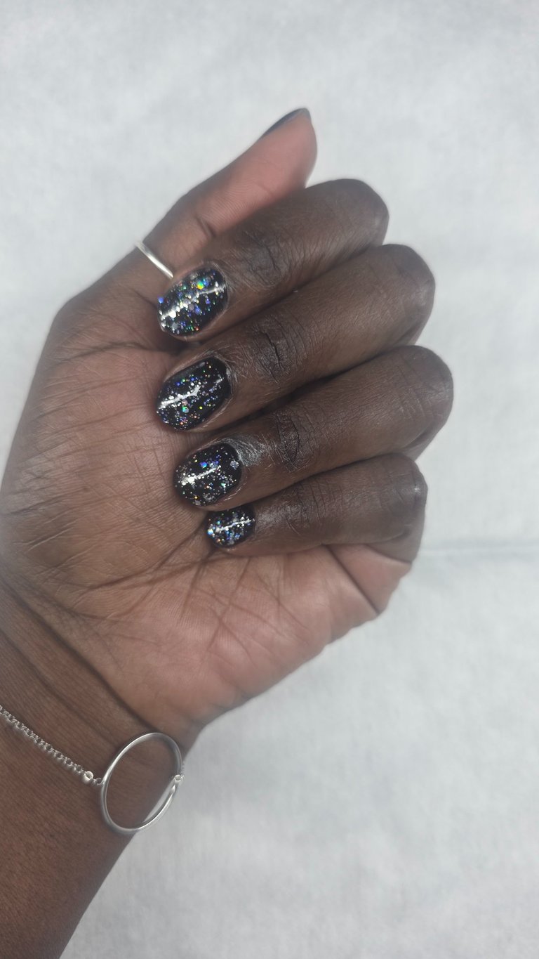 vue main cliente vernis gel noir pailleté
