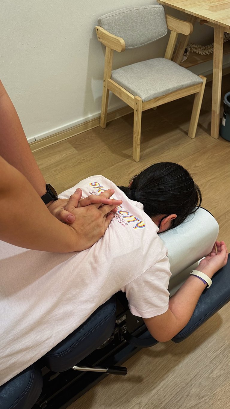 Chiropractic spinal adjustment therapy for back pain at Sinisana Chiropractic
