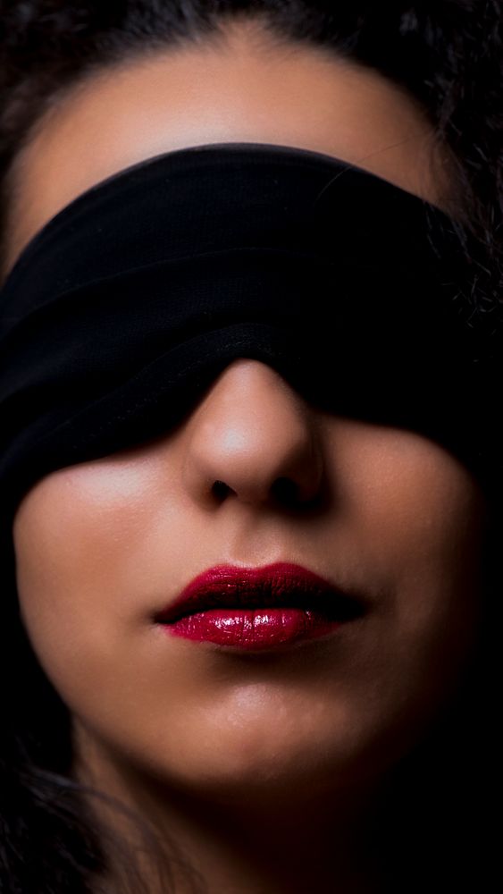 femme bandeau sur les yeux