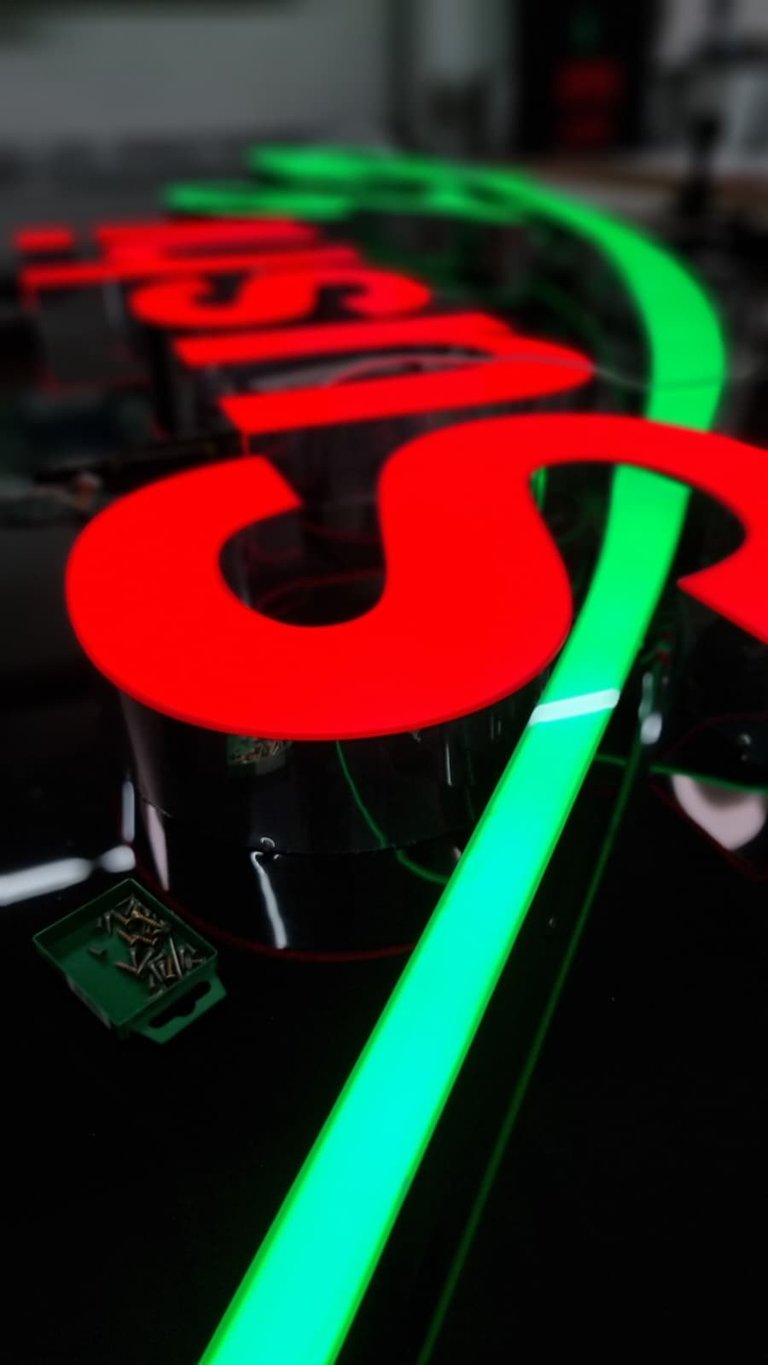 Beleuchtete 3D-Profilbuchstaben mit LED für professionelle Außenwerbung