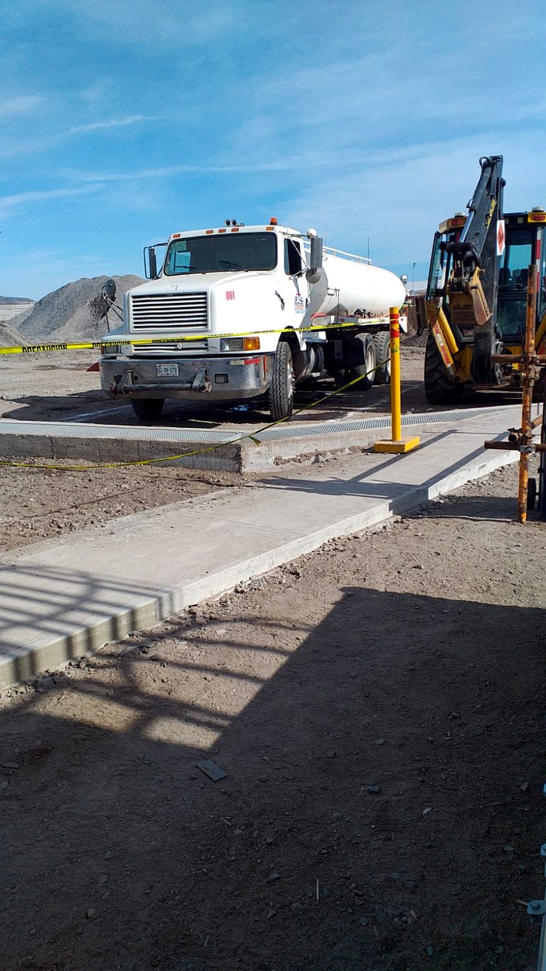 Camión de agua potable de Pipas Rubio brindando sus servicios en una construcción