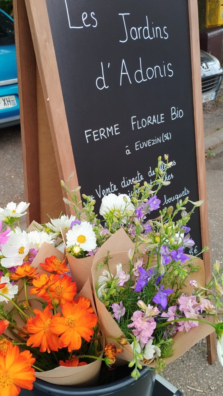 étal de marché avec bouquets ferme florale jardins d'adonis