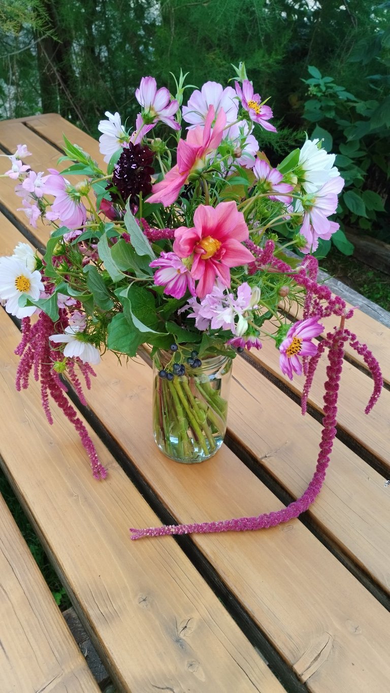 bouquet rose sur une table les Jardins d'Adonis