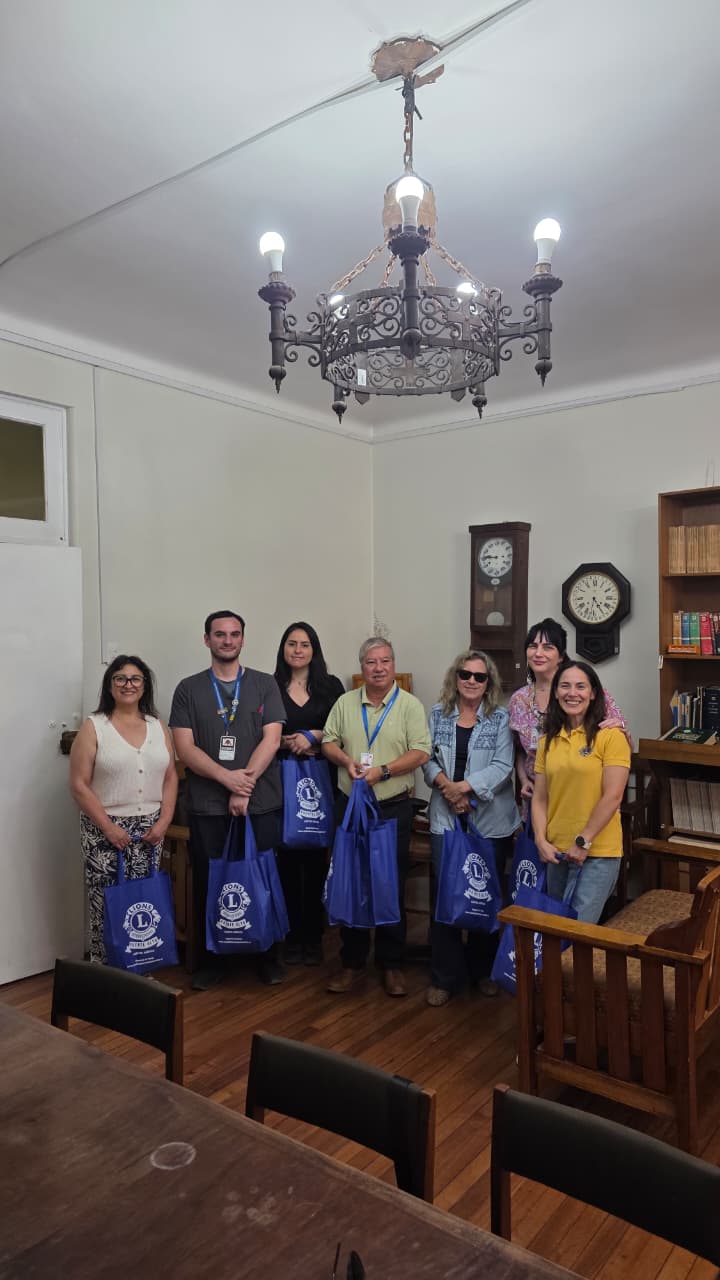 Entrega de pijamas para usuarios Hospital El Peral de Puente Alto