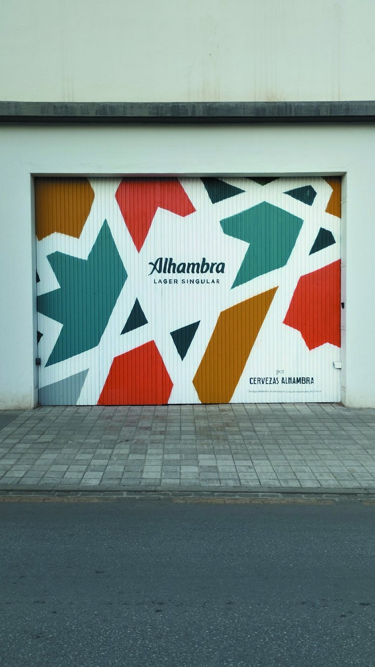 Graffiti mural en fachada fábrica Cervezas Alhambra. Para la campaña publicitaria de Grupo Mahou.