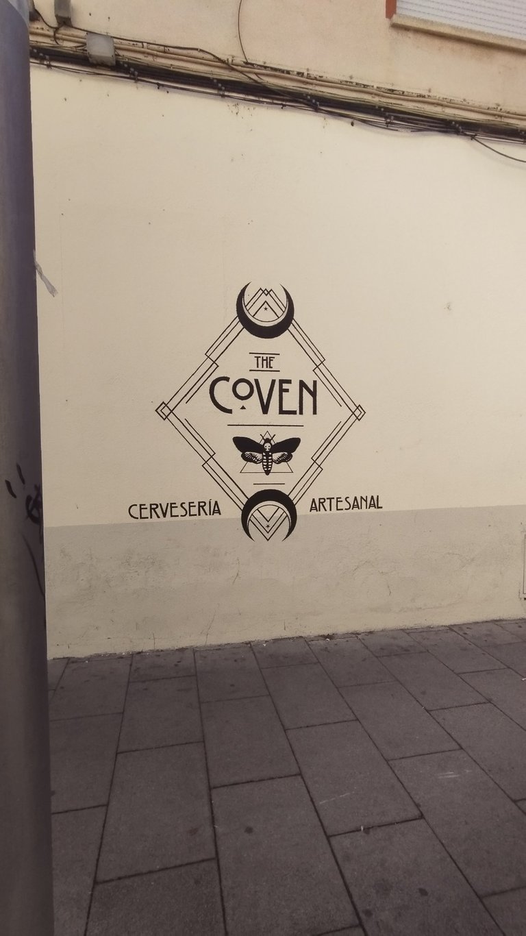 Dibujo en fachada The Coven, graffiti mural pintura decorativa exterior