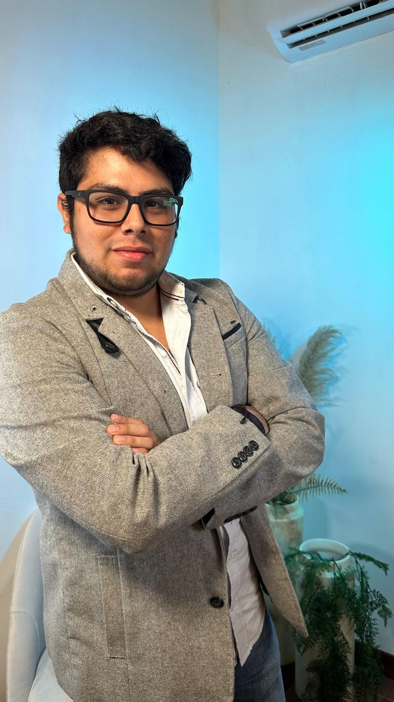 psicologo profesional sonriendo para una foto con vestimenta formal