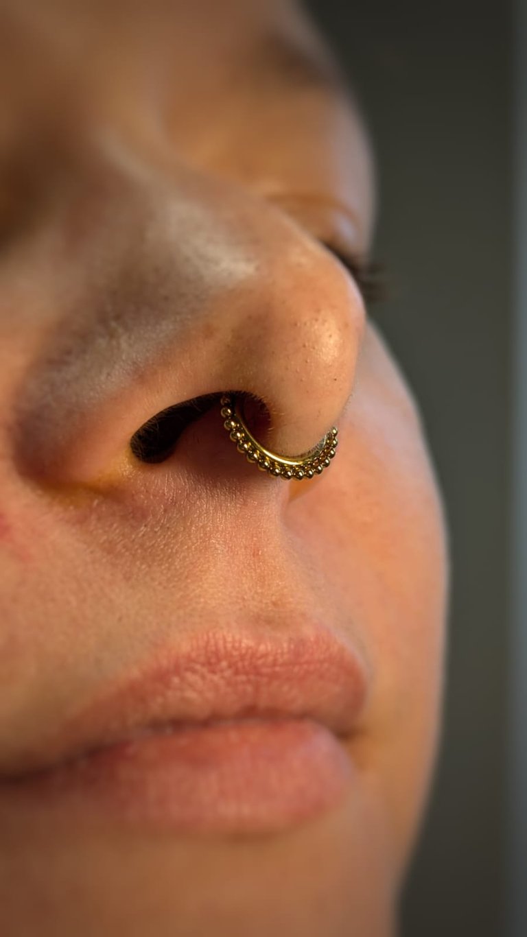 piercing au nez d'une femme