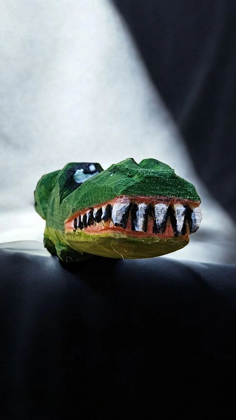 Carved alligator Jeffrey Rain