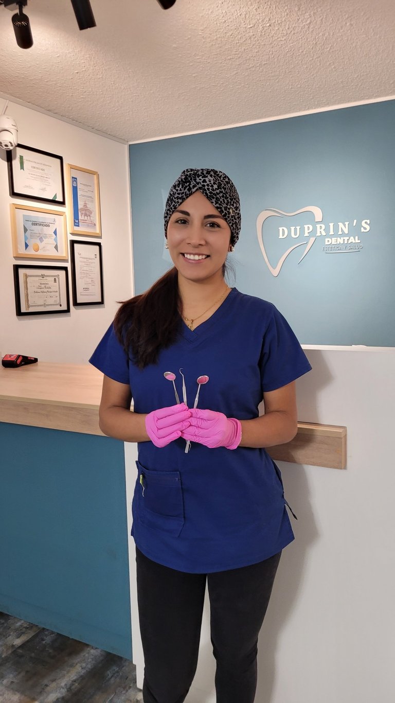 Especialista en diseño de sonrisa Duprins Lima - Carillas dentales, blanqueamiento dental y estética
