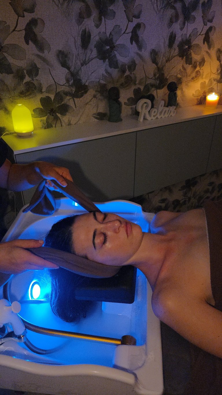 Operatrice durante il trattamento Head SPA esegue torsioni dolci e allungamento cervicale.