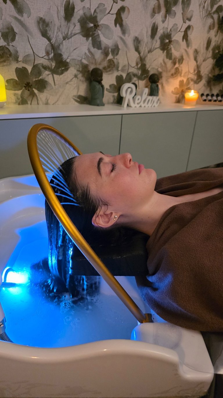 head spa trattamento rilassante per cute e capelli con acqua in spa a Riccione