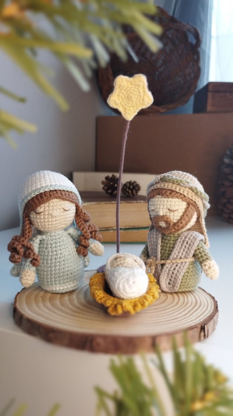  Belén de ganchillo hecho a mano con figuras de María, José y el niño Jesús.