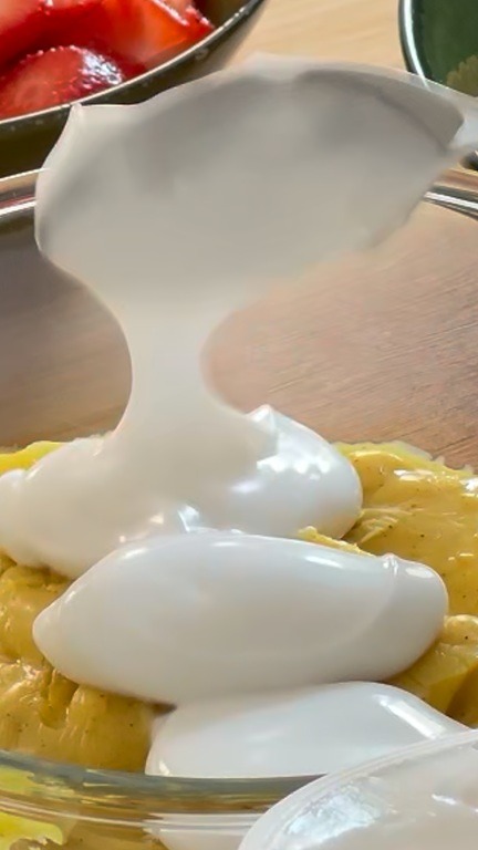 Aggiungi e mescola lo yogurt di cocco alla crema