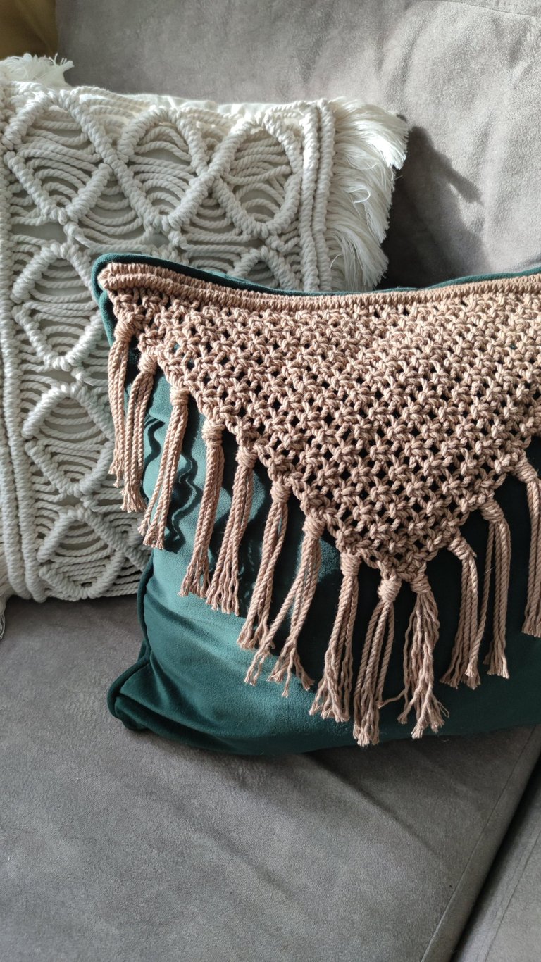 Išskirtinė rankų darbo interjero detalė - dekoratyvinė pagalvė su pintomis detalėmis.