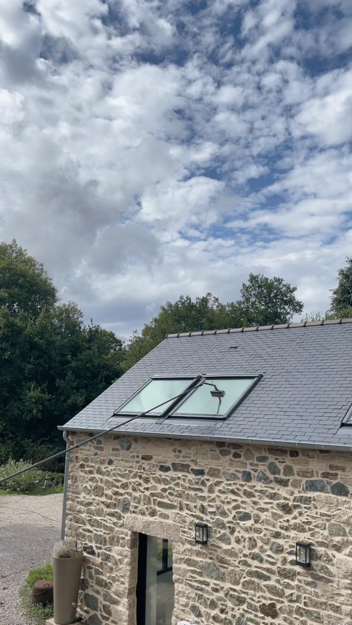 Nettoyage professionnel de velux en Bretagne avec perche télescopique et système d’eau pure efficace