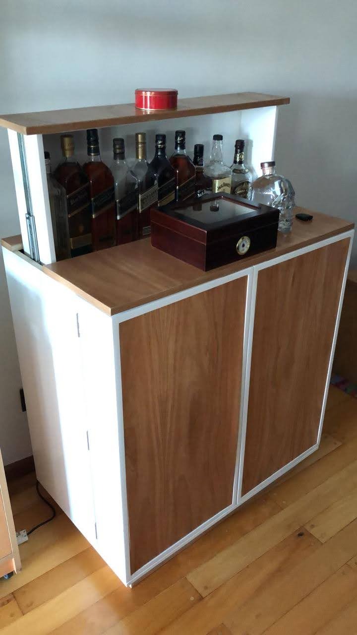 bar con sistema de elevación para botellas