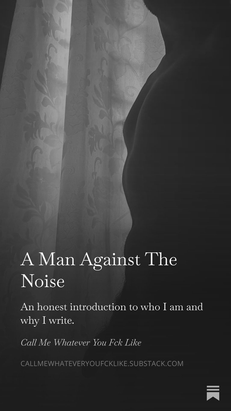 Hombre frente a una ventana en fotografía en blanco y negro.