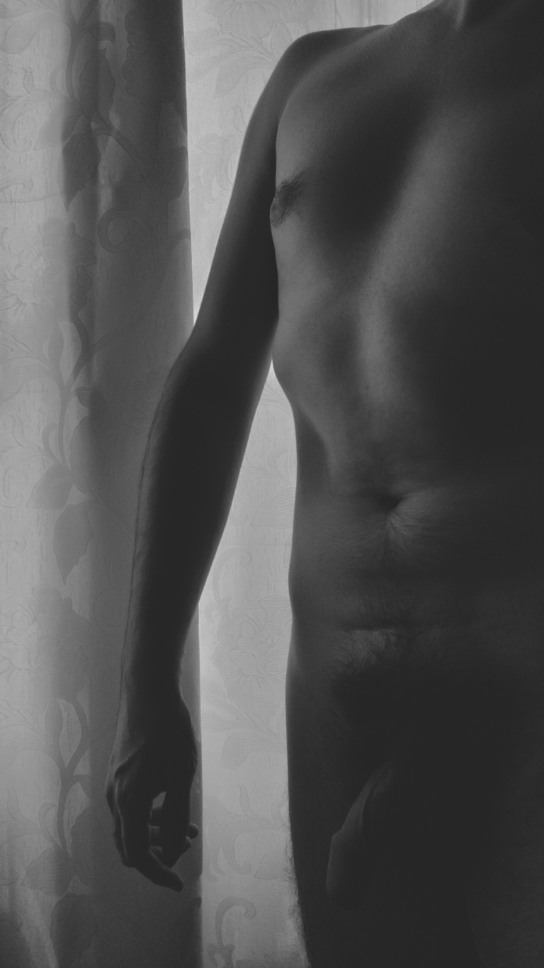 Imagen en blanco y negro del cuerpo desnudo de un hombre.