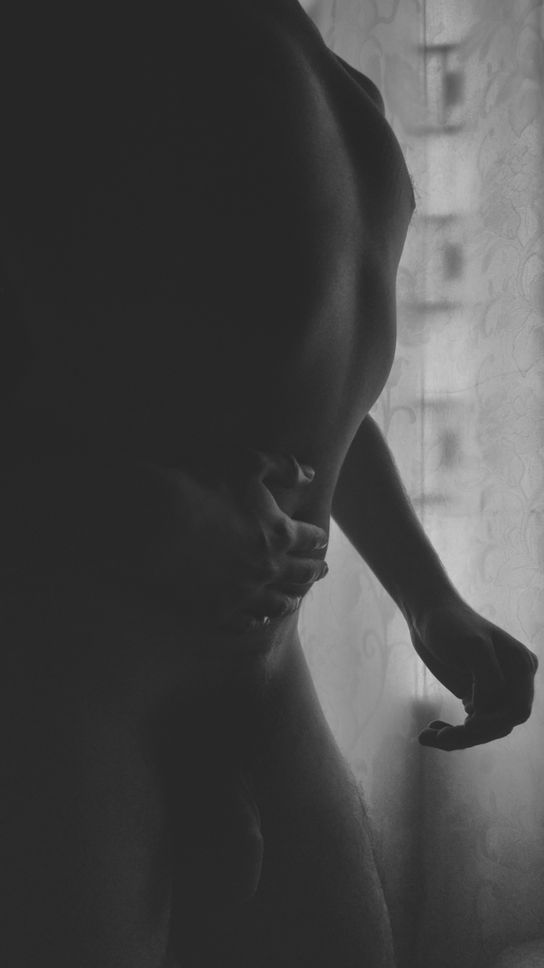 Silueta masculina y luz: Fotografía artística B/N de cuerpo y manos.