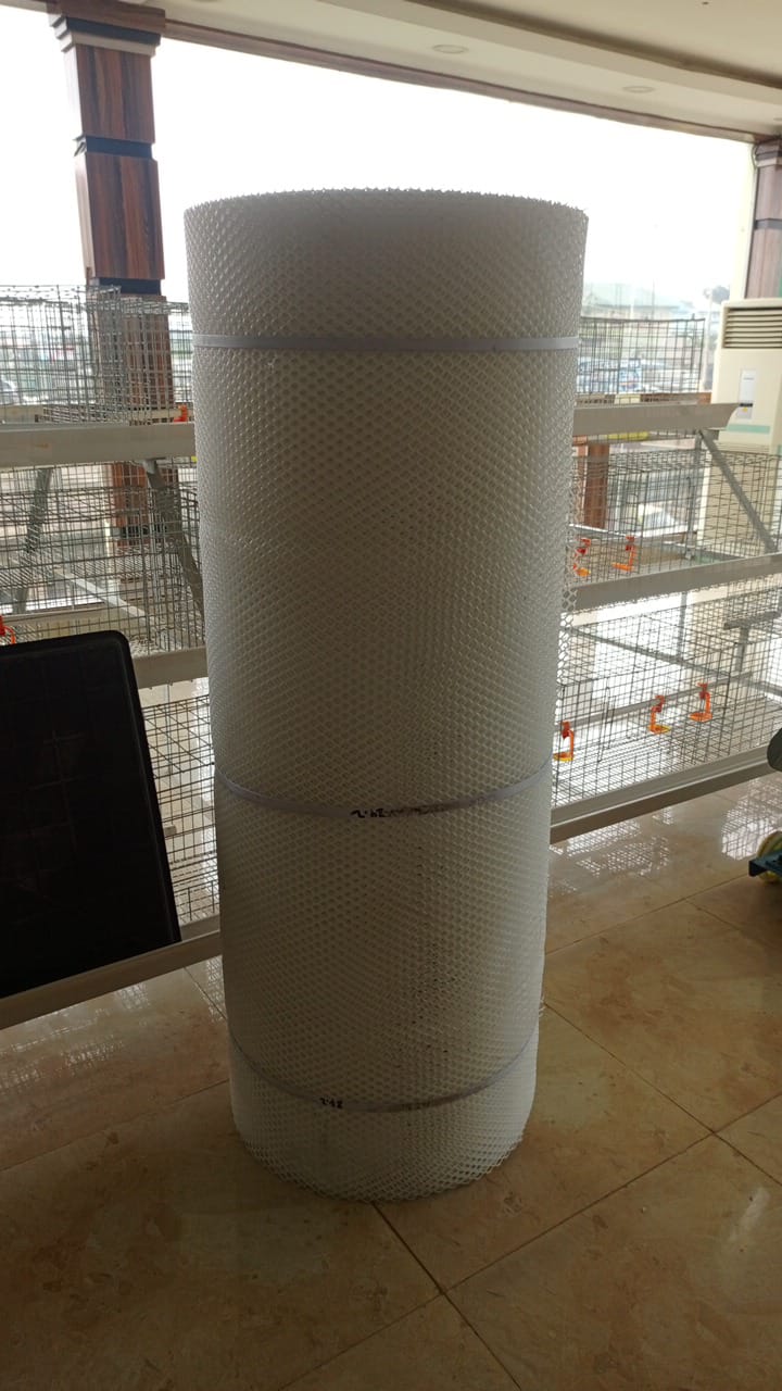 1 roll of plastic chick mesh