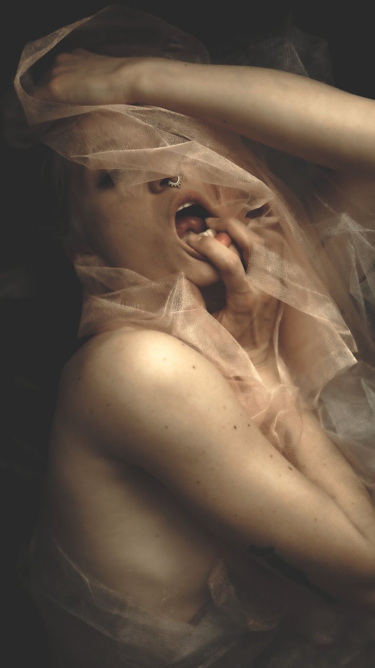 a woman with a veil on her head and a veil on her head