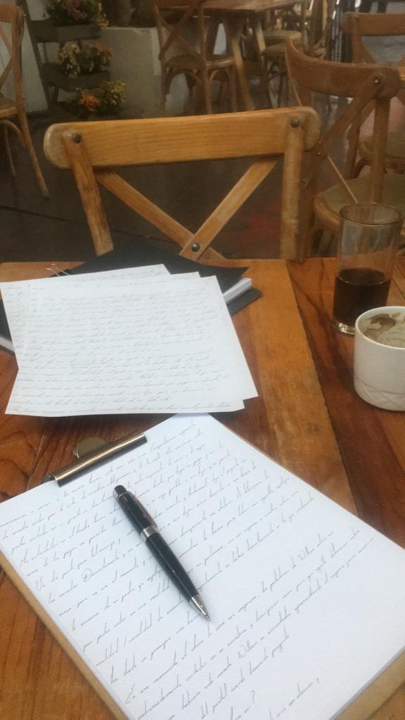 Fotografía de un texto en desarrollo por la pluma y letra del escritor IsraelMR