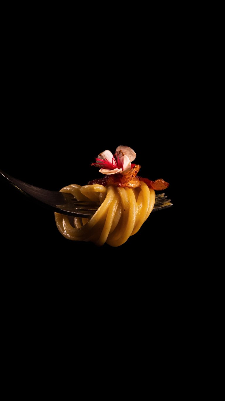 Primo piano di una forchettata di spaghetti alla carbonara - Creamy Spaghetti Carbonara experience a