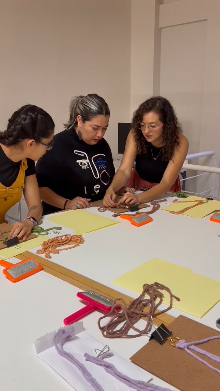 mujeres aprendiendo macramé en un taller