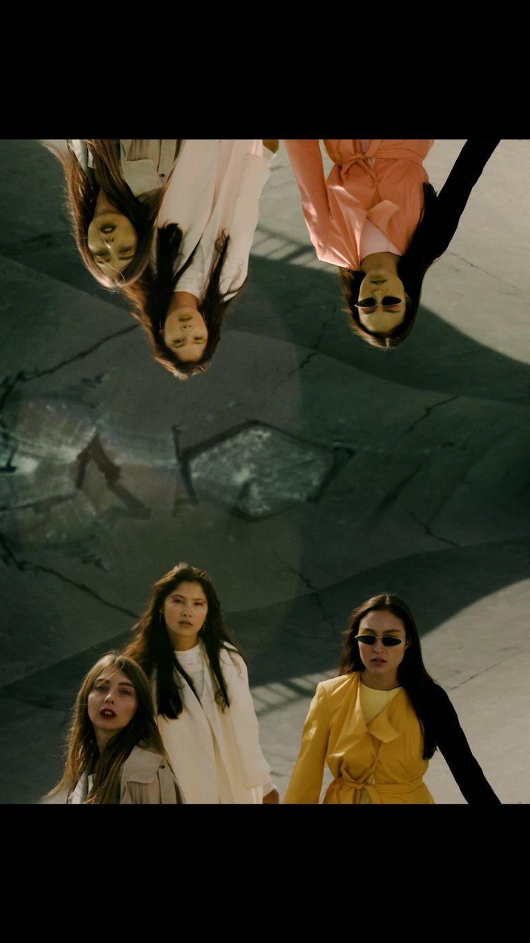 Look vidéo et photo personnalisé : Monde parallèle.