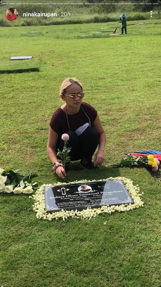 Batu Nisan San Diego Hills Memorial Park dengan Photo Almarhum
