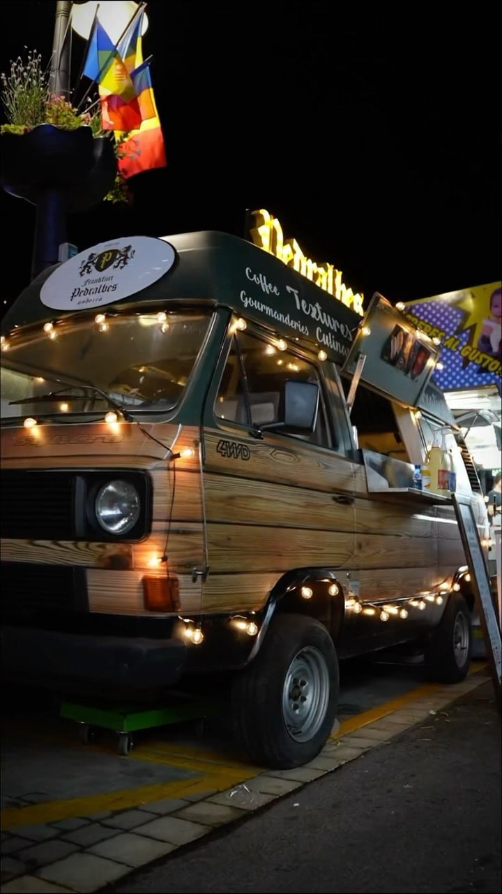 Foodtruck Pedralbes amb llums servint frankfurts a Andorra