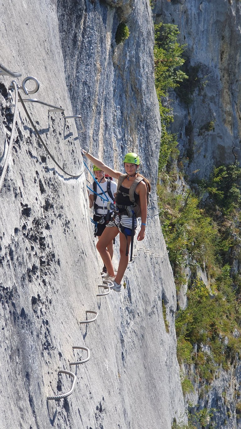 Traversee a flanc de falaise sur la via ferrata de la P'tchi