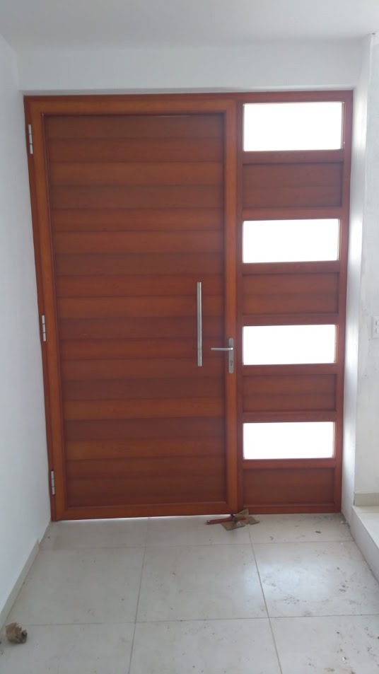 Puerta de aluminio línea 1400 acabado madera