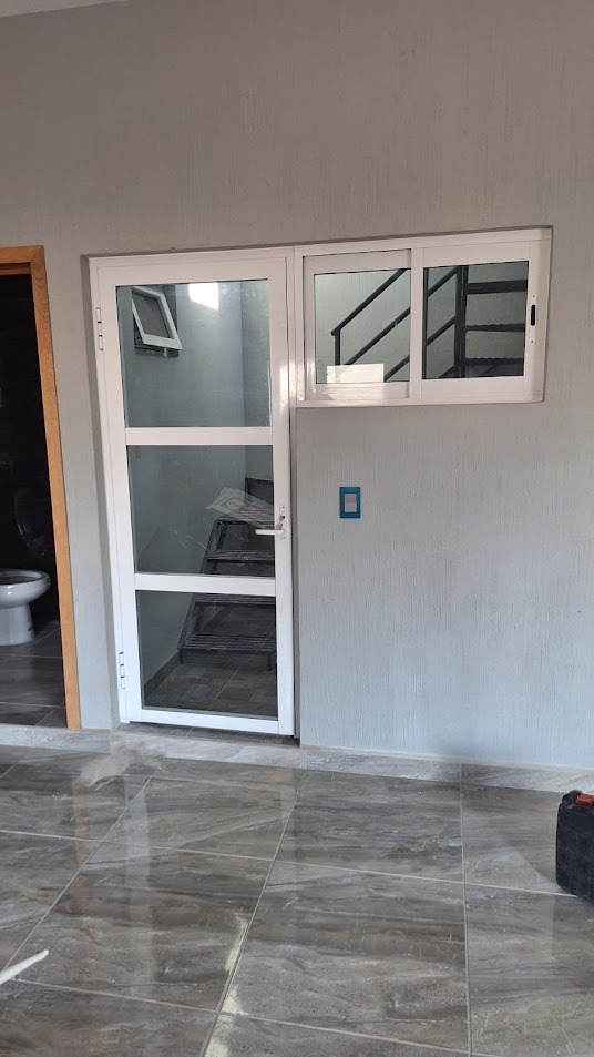 Puerta tipo bandera con ventana en línea nacional