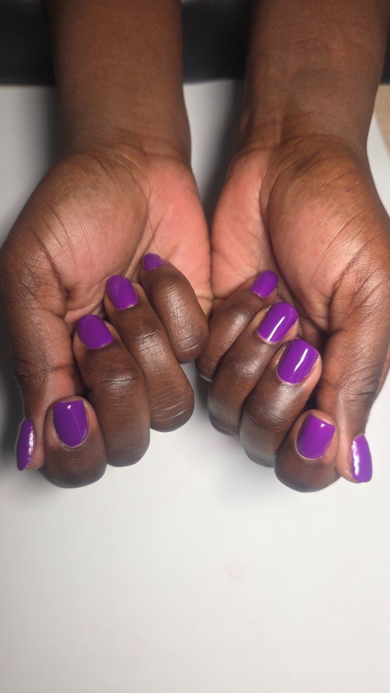 vue mains clientes ongles courts vernis gel violet