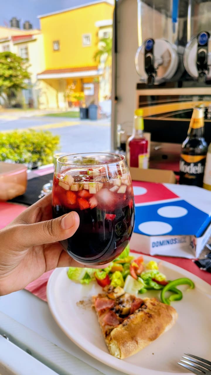 coctel clericot preparado con vino tinto y frutas frescas en cubitos y hielo