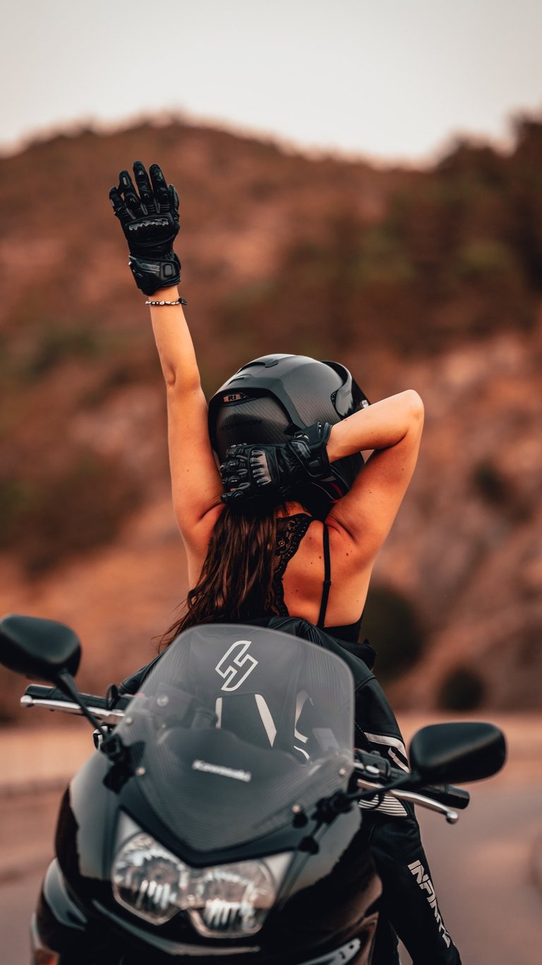 sesión de fotos en granada de una chica motera, sesión de fotos femenina al aire libre