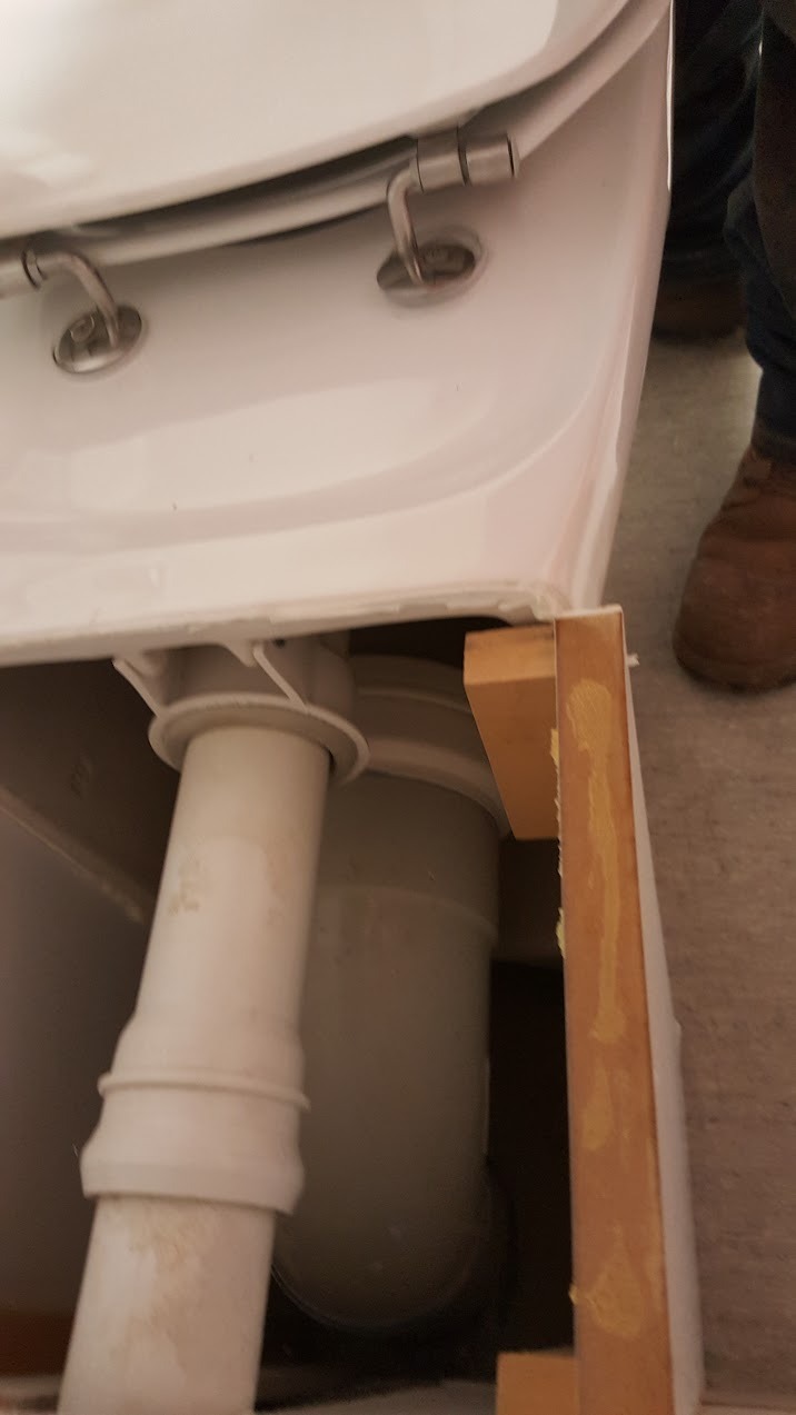 Leaking flush pipe