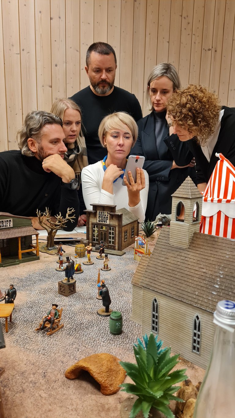 patirtis, kaip escape room/pabėgimo kambaryje tik nereikia niekur bėgti