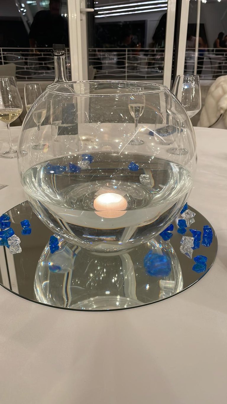 sfera con acqua e candele