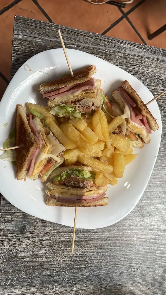 sándwich de lechuga, tomate, jamón york, queso, espárragos, beicon y tortilla francesa