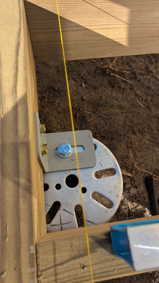 Platine connectant une lambourde de terrasse bois à un pieu métallique