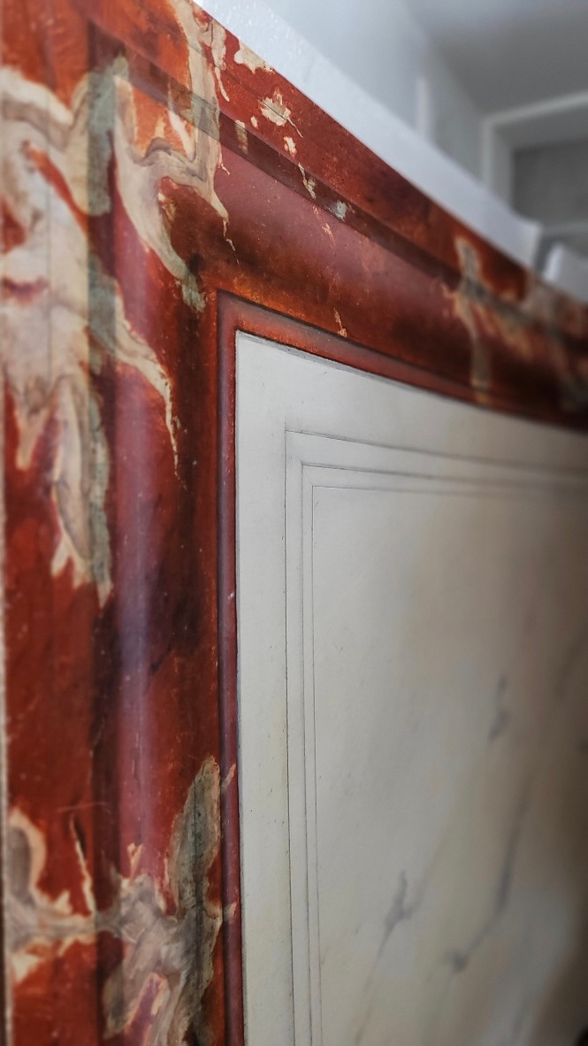 Peinture décorative avec ces faux marbres: blanc veiné et rouge Incarnat de Turquin, faux reliefs.