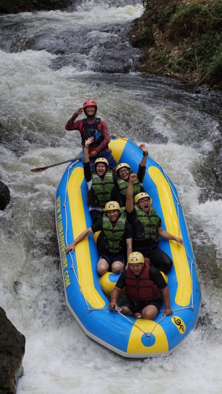 Peserta ceria saat melewati jeram seksi