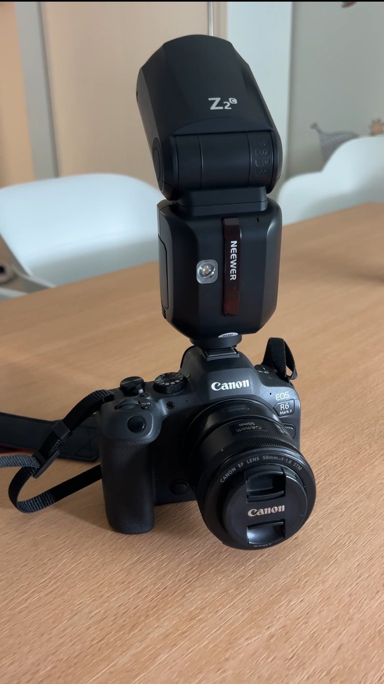 a camera flasher on a table with a flasher