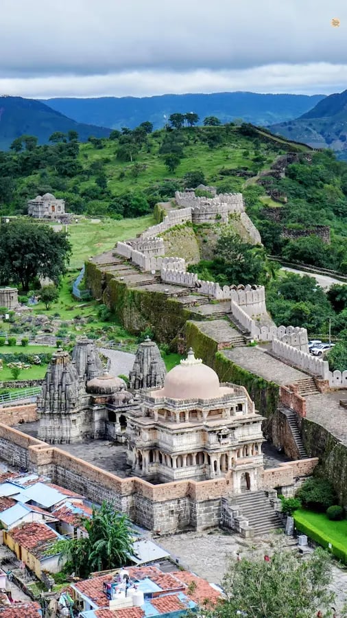 The Great Wall of India at Kumbhalgarh Fort, showcasing the fort’s massive defensive walls across the Aravalli hills.